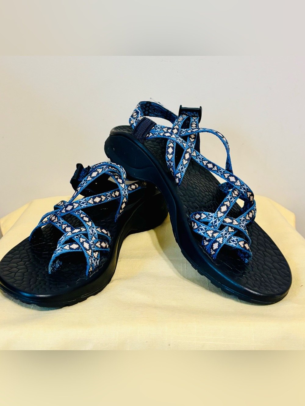 Chaco Women's Blue Black Patterned Webbing Strap Toe Loop Sport Sandals Size 10